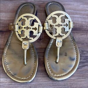 Pre-owned Tory Burch Miller Thong Flat Sandals Sz 8 Gold Metallic Leather Logo